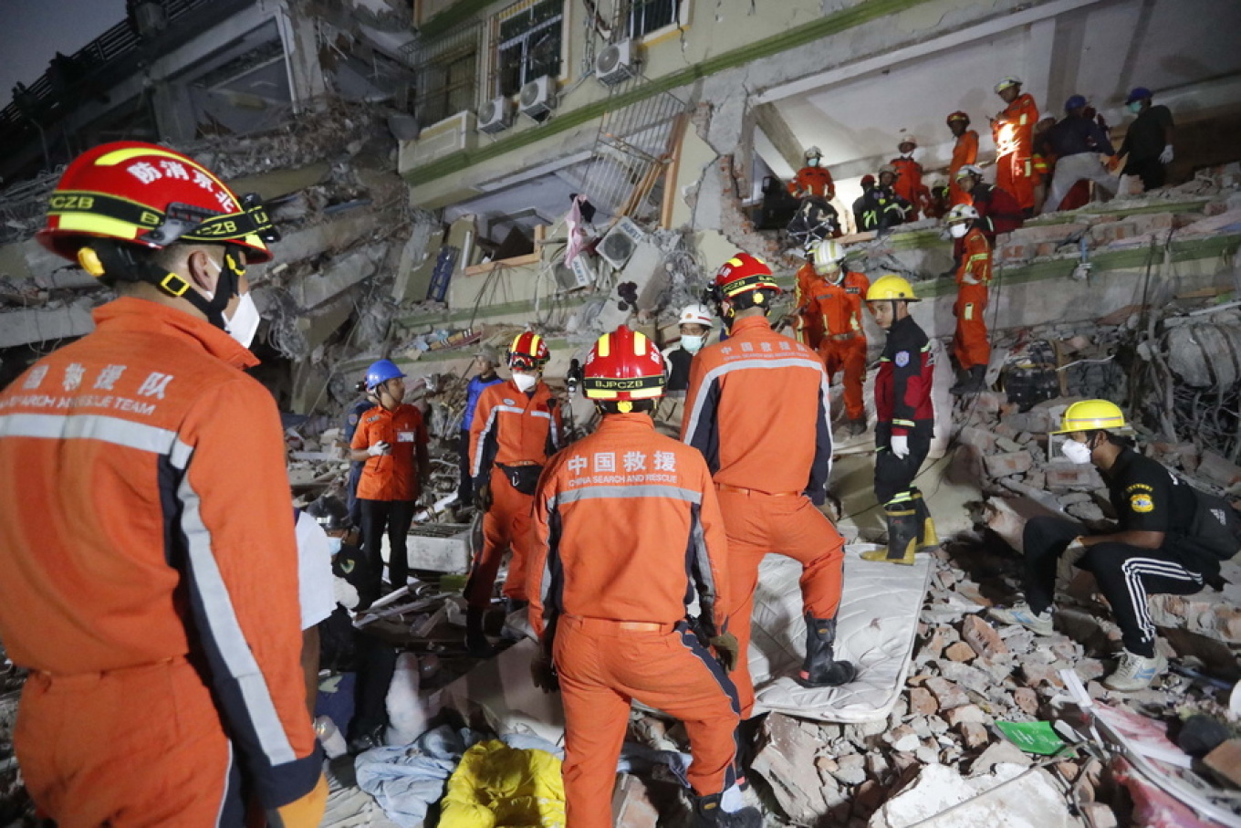 Mbi 1700 viktima, shuhen shpresat për të mbijetuar në Mianmar, temperaturat e larta vështirësojnë kërkimet! Një grua shpëtohet pas 60 orësh