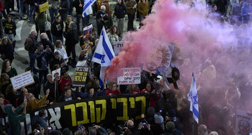 Më shumë se 100,000 vetë protestojnë kundër Netanyahu dhe krimeve të luftës në Tel Aviv