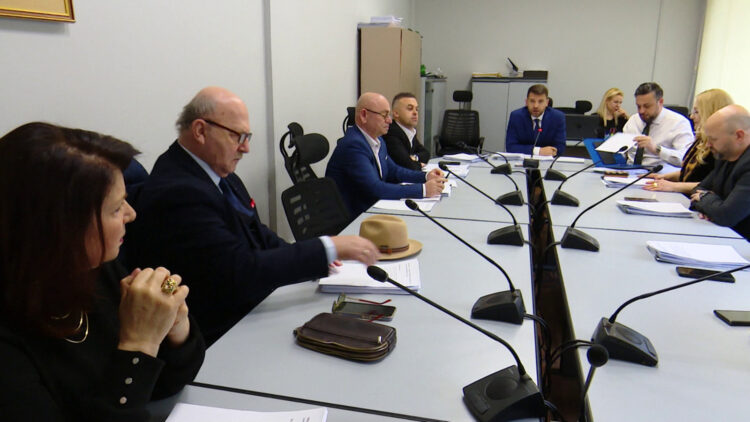 Merr 10 vota pro, zgjidhet nënkryetari i ri i Këshillit Drejtues të RTSH-së (Emri)