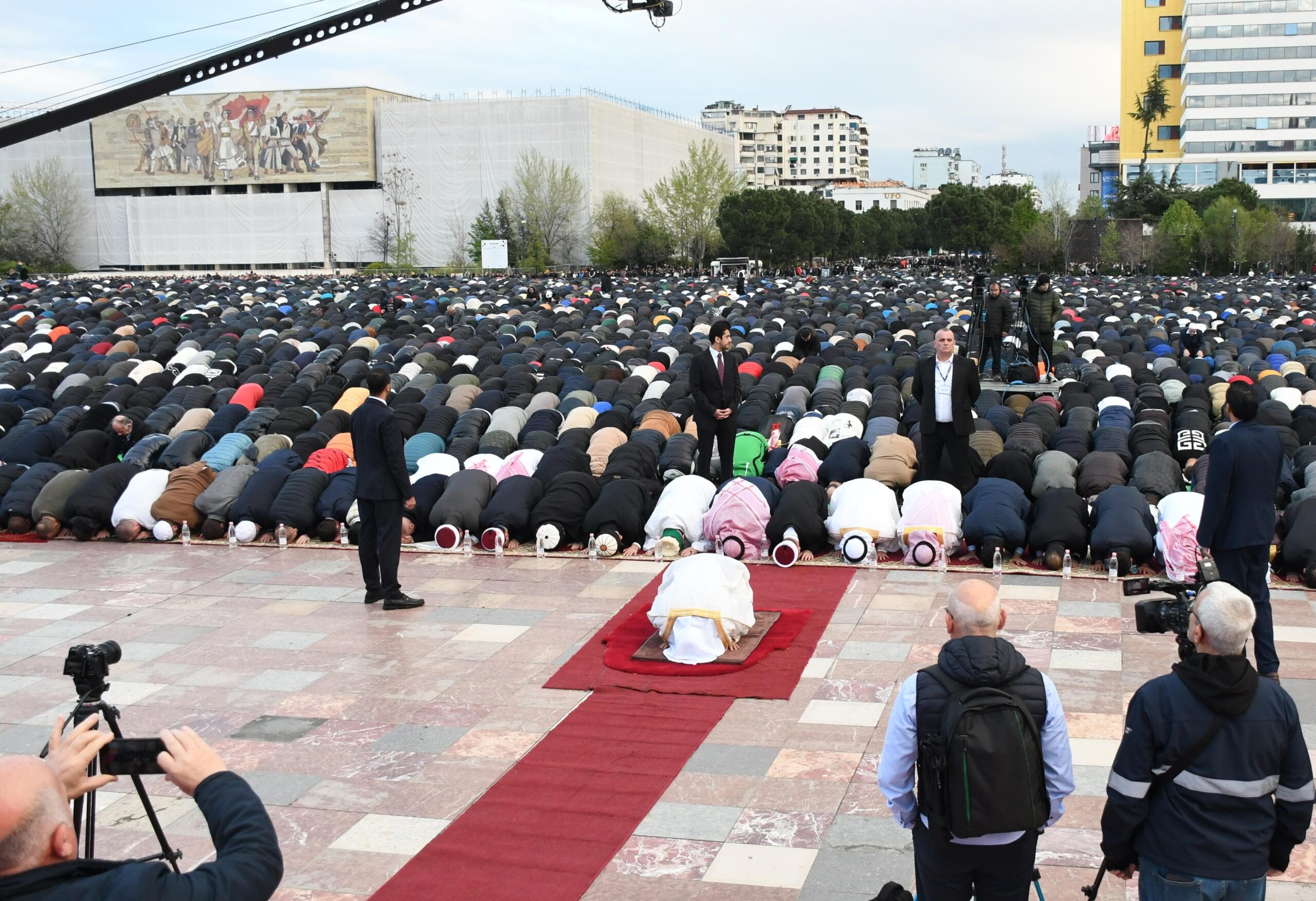 Mijëra besimtarë humbën faljen e namazit, reagon KMSH: Ndodhi për arsye teknike, ja si të veproni në këtë rast