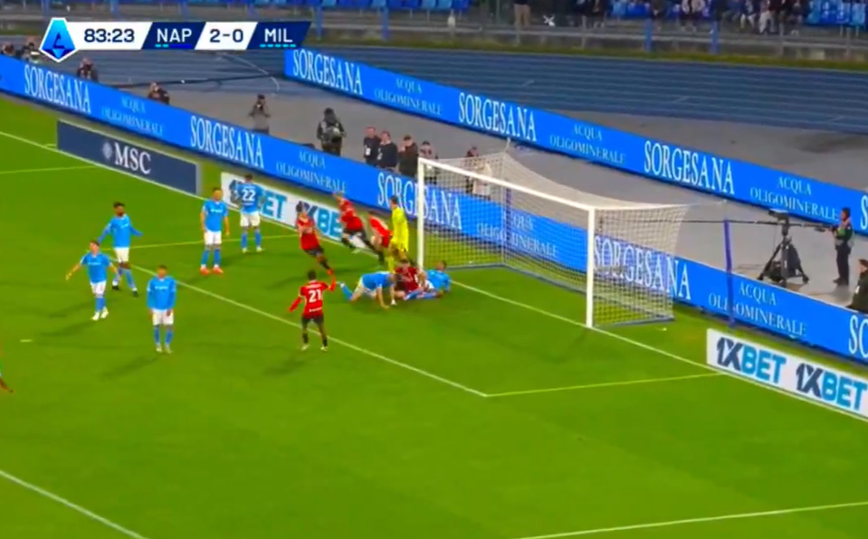 Milani reagon shumë vonë, Napoli merr tre pikët dhe ndjen Interin në garën për titull