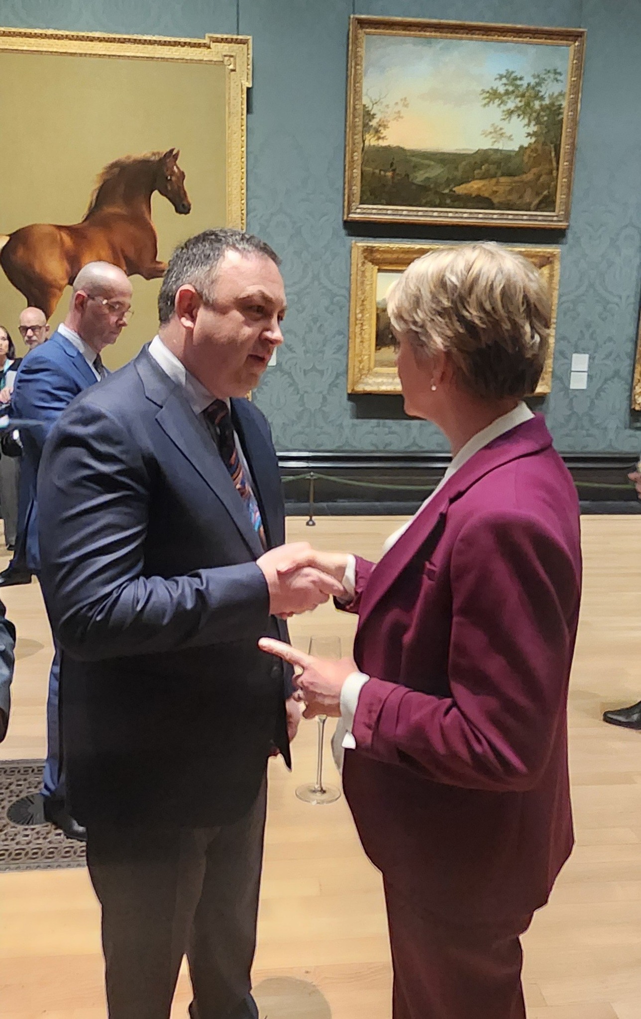 Ministri Ervin Hoxha pritet me nderime në Londër nga ministrja e brendshme e Britanisë së Madhe, Yvette Cooper