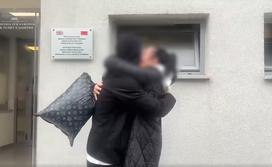 Ministria e Jashtme gjen dhe shpëton nga rreziku 19-vjeçarin shqiptar në Sierra Leone, nëna: Ma sollën shëndoshë e mirë nga Afrika, 5 muaj pa e takuar! PAMJET emocionuese