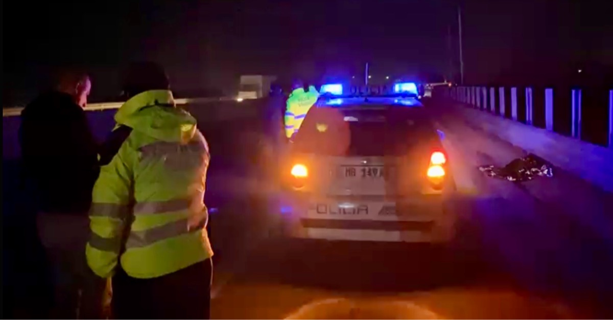 MINUTA E FUNDIT – Tentoi të kalojë autostradën Thumanë- Laç nga një krah në tjetrin, makina i merr jetën këmbësorit…
