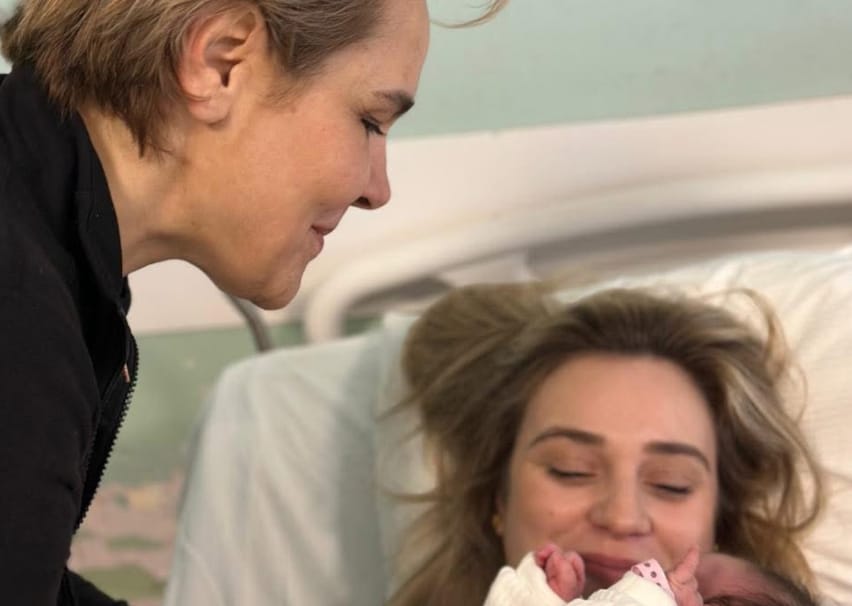 Monika Kryemadhi jep lajmin e mirë, bëhet gjyshe për herë të parë