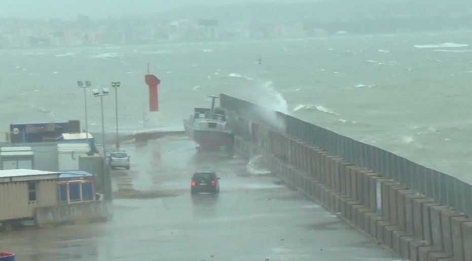 Moti i keq/ Anulohen deri të hënën në mbrëmje, udhëtimet me linjën Vlorë-Brindisi-Vlorë. Ndalohet dhe dalja e mjeteve të vogla në det