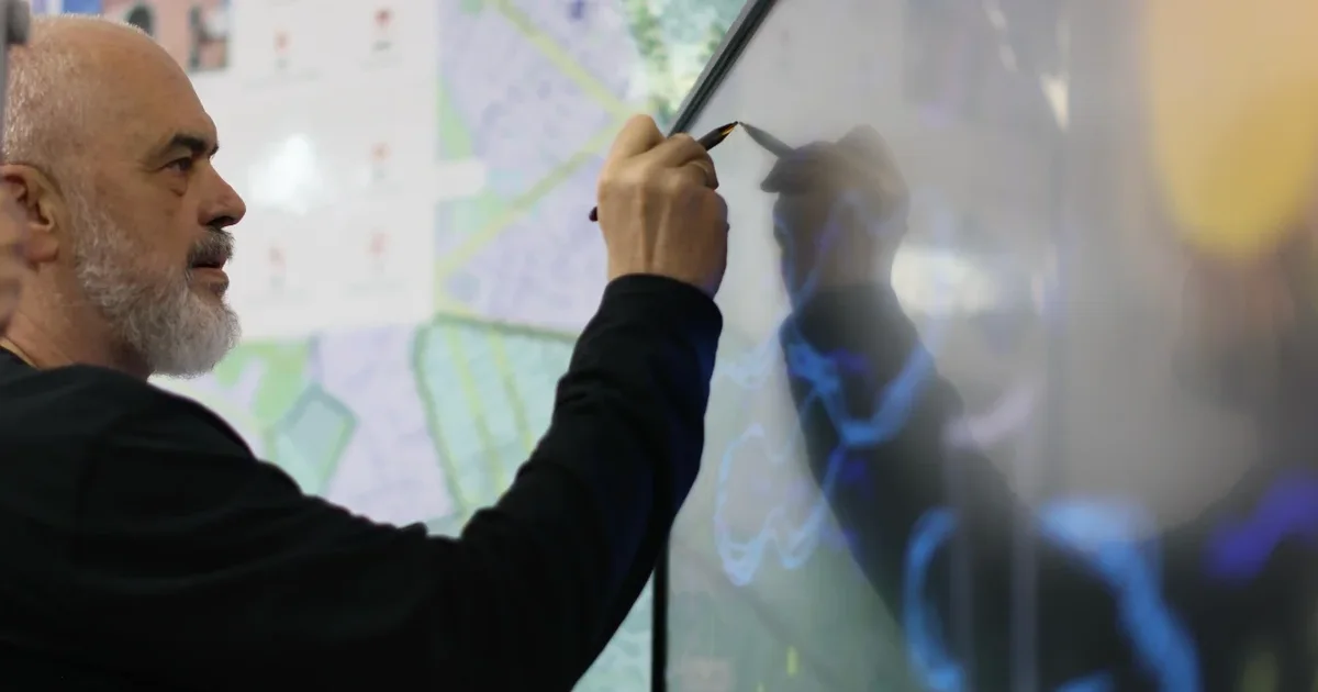 ‘Nata vazhdon’, Rama batuta me të riun në Kombinat: Qiellin e pe sa blu ishte, muhabet bënin gjermanët