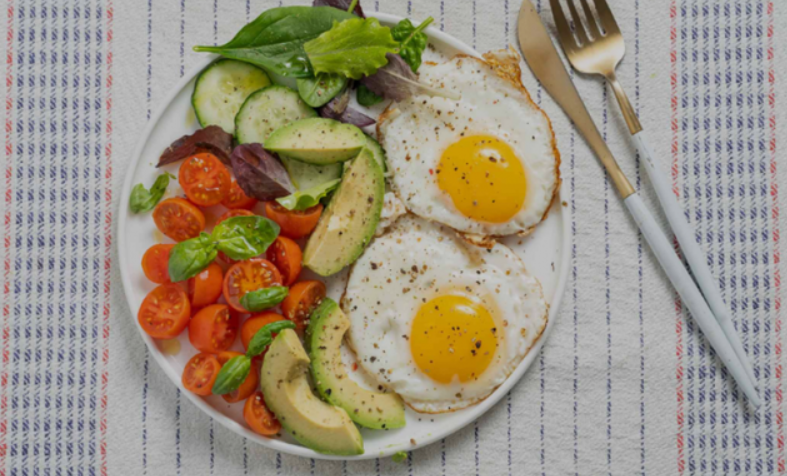 Ngrënia e proteinave për mëngjes, çelësi për humbjen në peshë