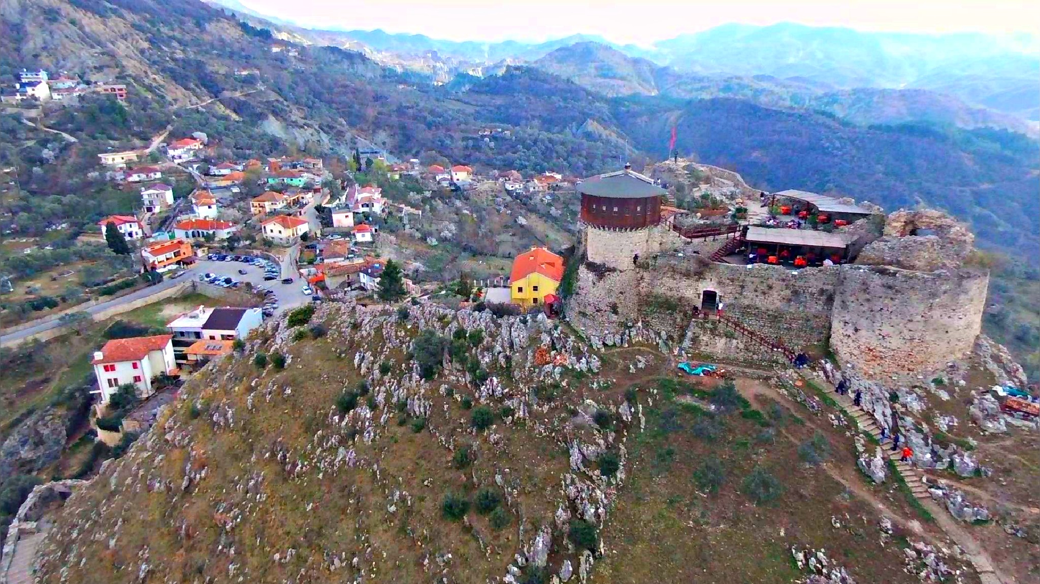 Një “shtëpi” për të gjitha fetë, 210 mijë m2 tokë në Petrelë, qeveria ngre “Parkun e Besimit”