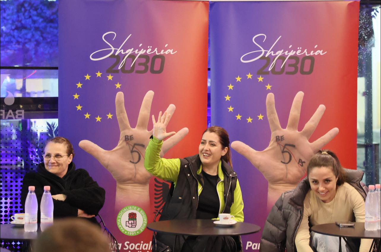 Ogerta Manastirliu te rruga e “Barrikadave” në Tiranë