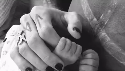 Pak muaj pasi u nda nga partneri, aktorja e njohur sjell në jetë fëmijën