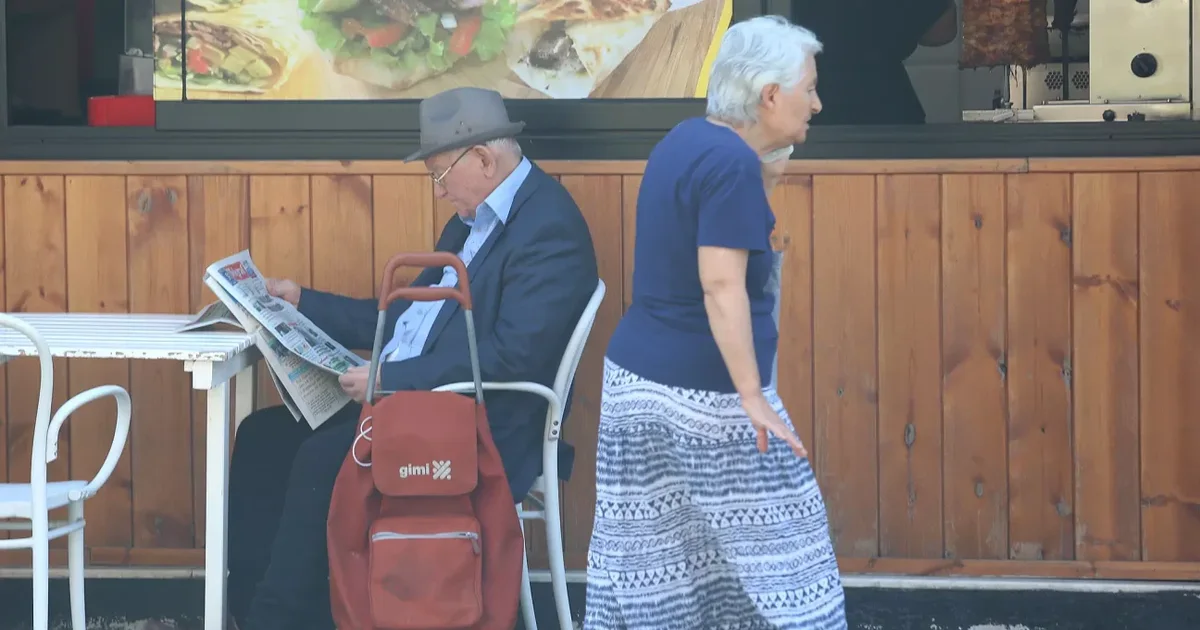 Pensionistët që kanë futur njerëz me qira në banesën ku jetojnë vetë do të taksohen