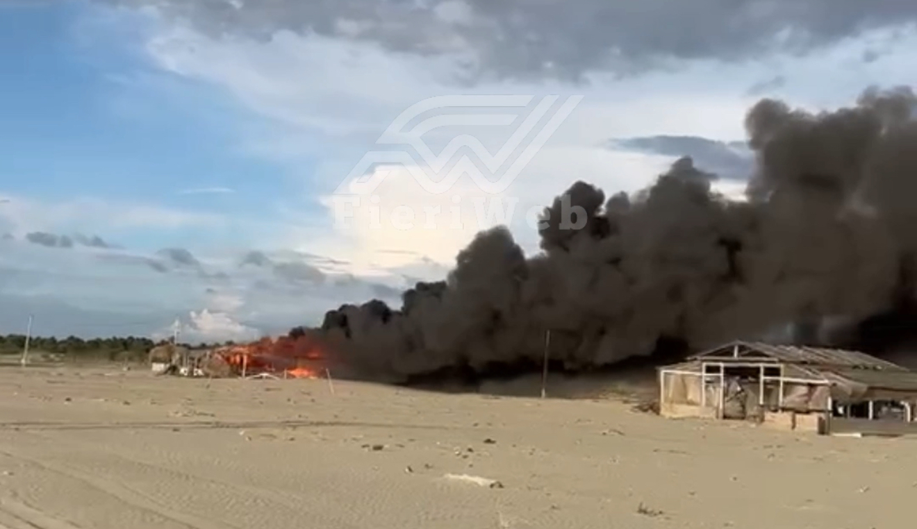 Përfshihet nga flakët një lokal në plazhin e Darëzezës, shkrumbohet brenda pak minutash