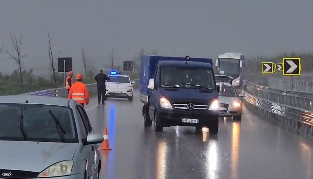 Përplasja e 7 makinave në bypass-in Fier-Vlorë, 8 persona në spital, mes tyre edhe një foshnje