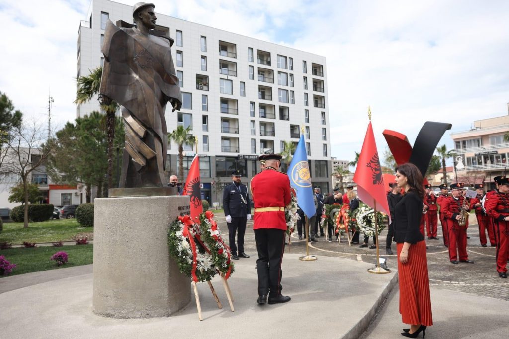 Përurimi i shtatores së dëshmorit Indrit Cara, kryeparlamentarja Spiropali: Krenari e Kavajës patriote