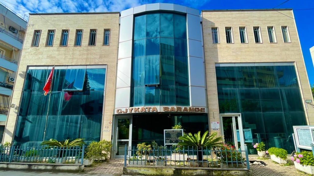 Plagosi me thikë bashkëmoshatarin, lirohet nga Gjykata e Sarandës 17-vjeçari