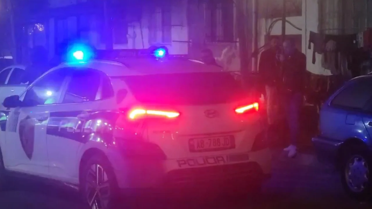 Plagosje me thikë në Pogradec, 36-vjeçari dërgohet në spital