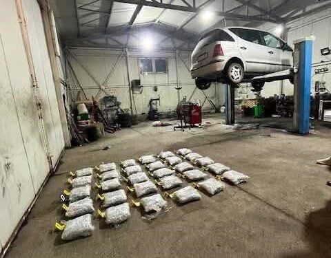 Policia e Kosovës kap mbi 32 kg drogë në një makinë me targa serbe, arrestohet një person