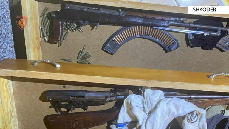 Policia sekuestron armë zjarri dhe municion brenda një banese në Shkodër, ja kujt i përkisnin