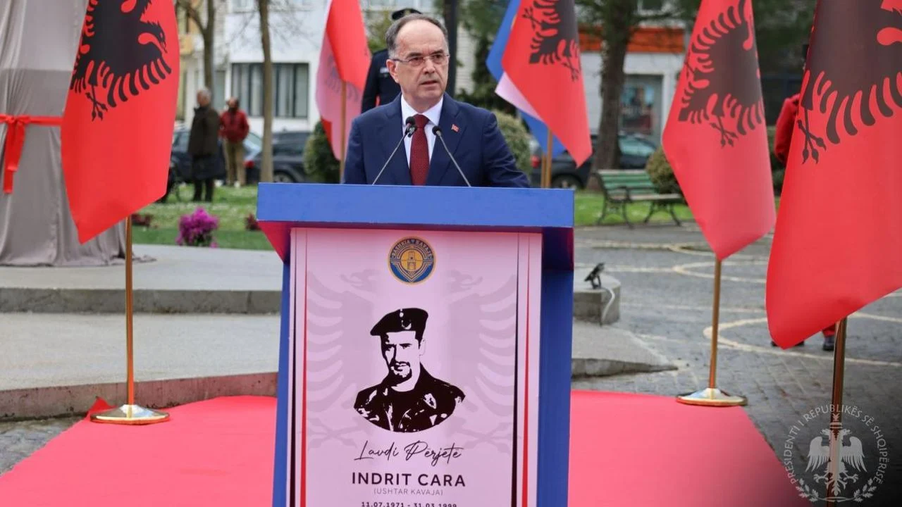 Presidenti Begaj nderon “Dëshmorin e Kombit” që dha jetën në luftën e Kosovës, inaugurohet monumenti i Indrit Carës