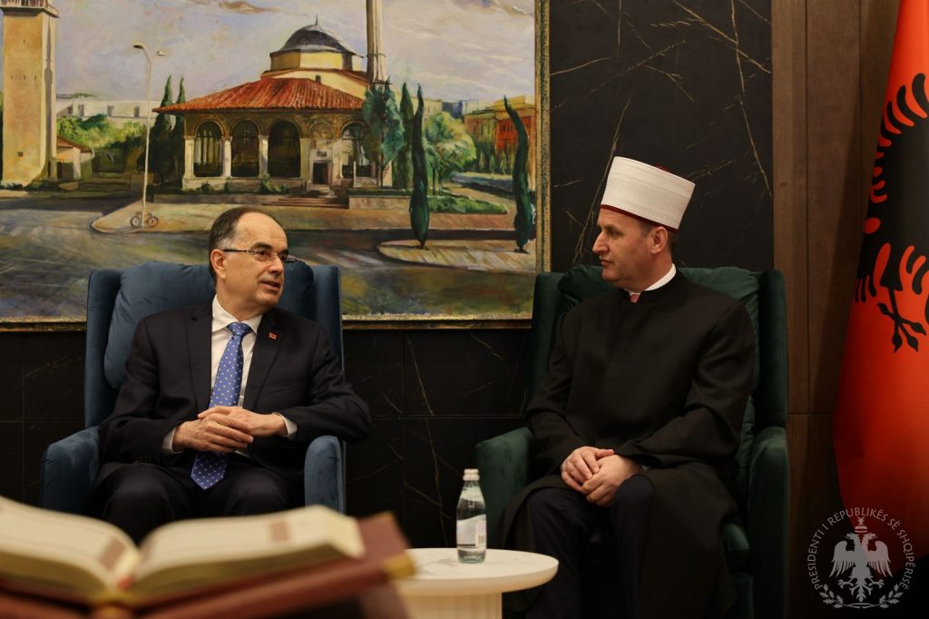 Presidenti Begaj uron Fitër Bajramin: Të jemi të bashkuar në shërbim të interesit kombëtar