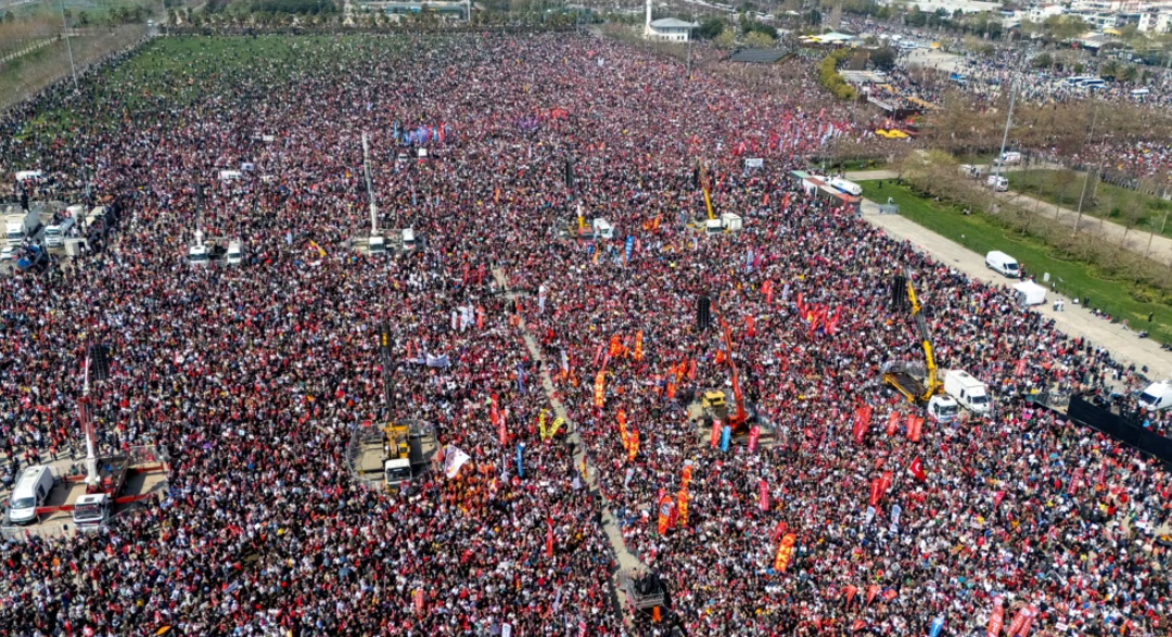 Qindra mijëra njerëz protestojnë në Stamboll kundër arrestimit të Imamoglut