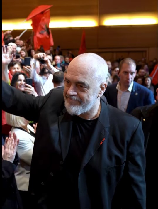 Rama ndan videon nga takimi me shqiptarët në Athinë: Emocioni i një të diele kuqezi!