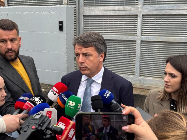 Renzi viziton kampin bosh të Gjadrit: Italianët të shohin se ku kanë shkuar paratë e tyre! U ndërtua kot, për hir të miqësisë Rama-Meloni