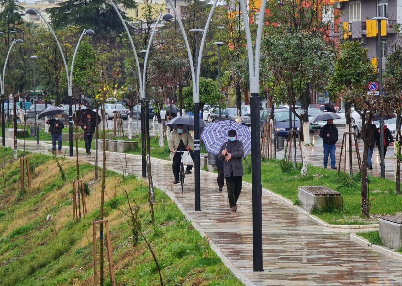 Rrebeshe shiu, ulen temperaturat/ Si pritet të jetë moti gjatë ditës