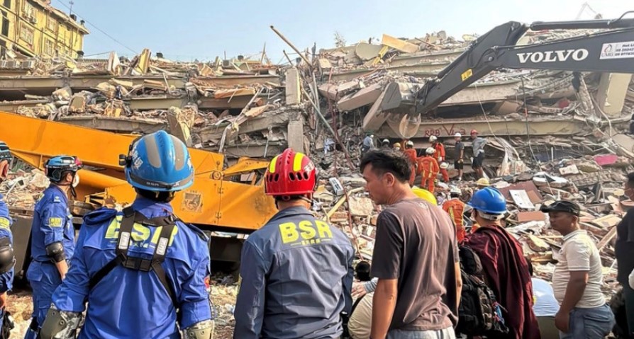 Rrënojat në Birmani/ Katër persona shpëtohen pas 60 orësh kërkimesh, numri i viktimave arrin në 1700