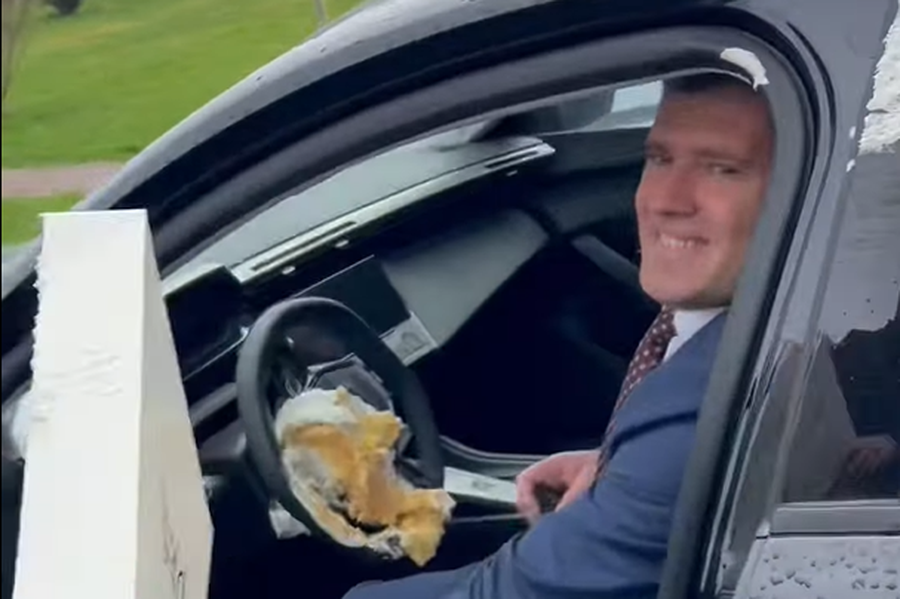 Rritja me 15% e çmimit të energjisë, aktivistët në Kosovë godasin me tortë zyrtarin e lartë