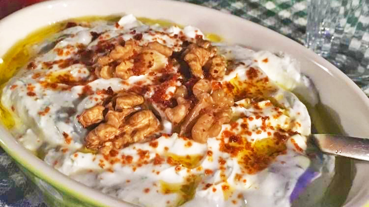 Salcë Kosi me Arra dhe Mish Pule – Si të Përgatisni Recetën me Shije të Lehtë