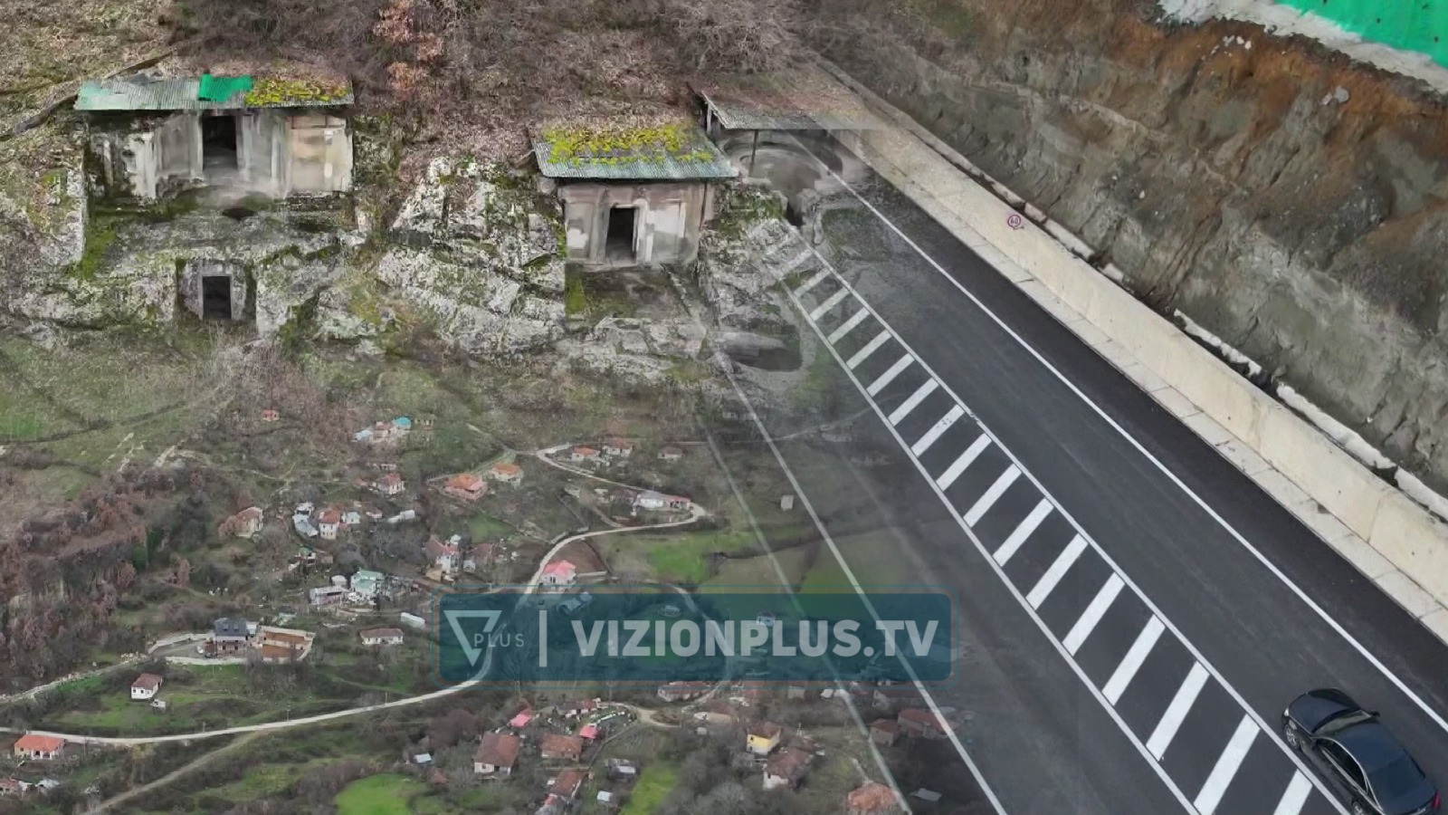 Selca e Pogradecit pret turistët, banorët ndërtojnë bujtina, të huajt interes për varret ilire