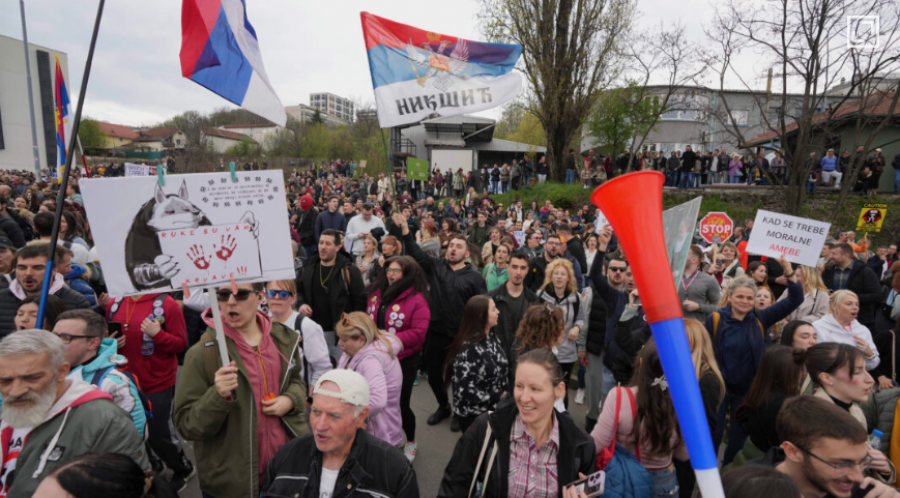 Serbi/ ‘Ju nuk jeni gazetarë por manipulues’, studentët protestojnë ndaj medias pro-qeveritare