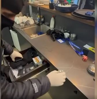 Shiko se çfarë mbanin në lokal! Policia i arreston (video)