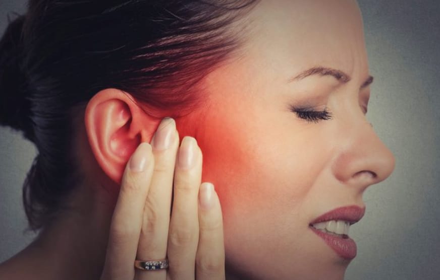 Si të qetëson dhimbjen e veshit në kushte shtëpie