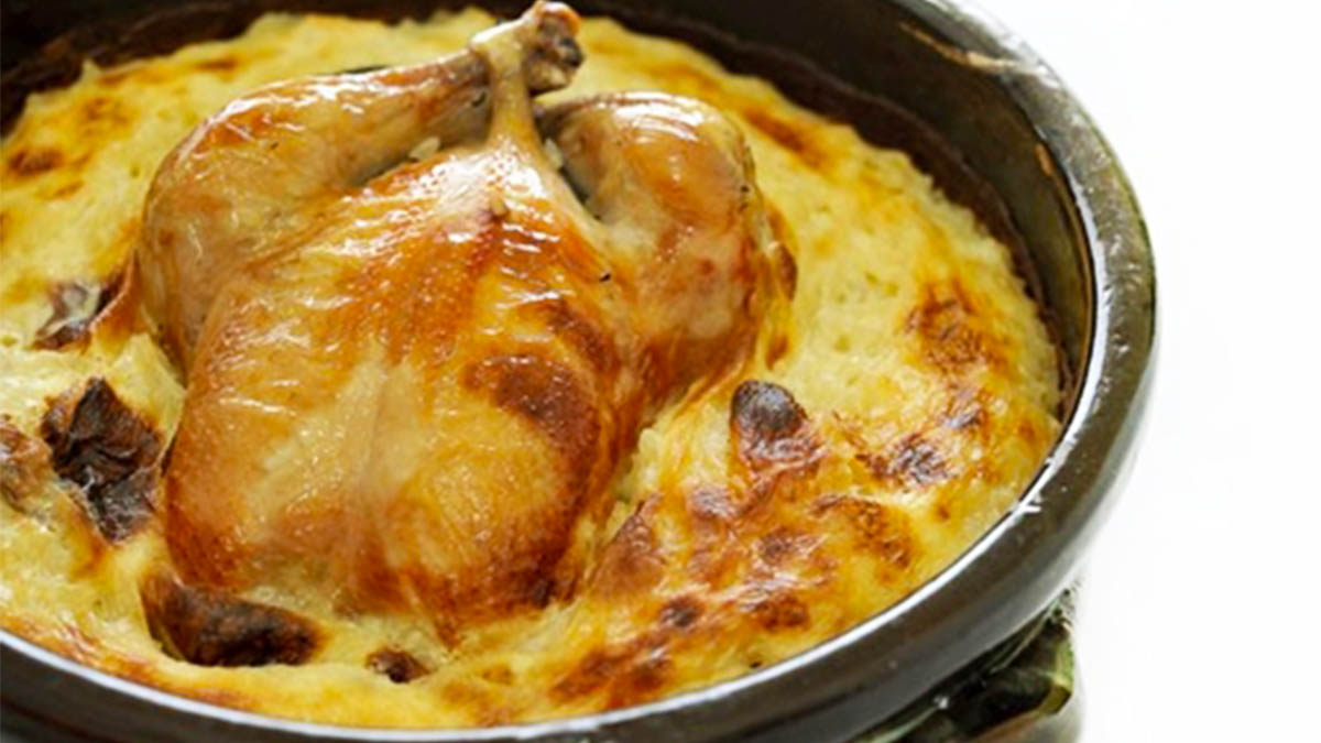 Tavë Kosi me Mish Pule – Si të Përgatisni Recetën me Shije të Përsosur