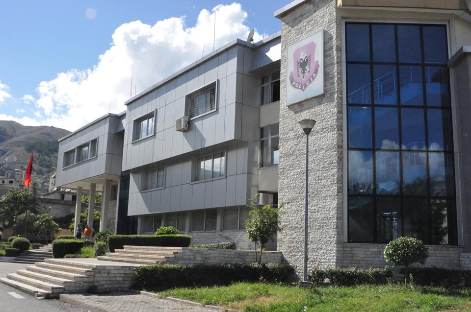 Theu xhamin e komisariatit në Gjirokastër, nën hetim 43-vjeçari