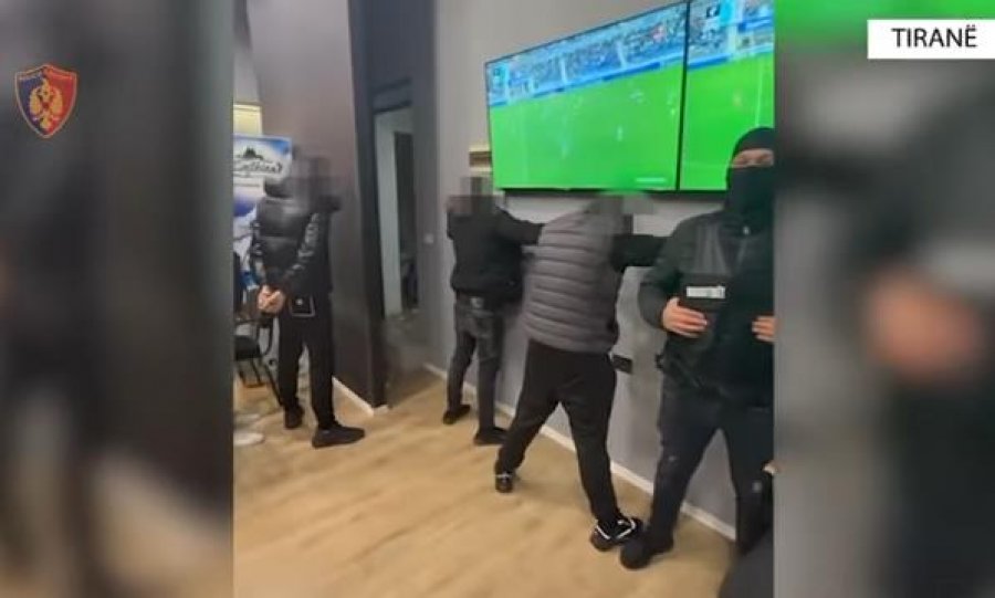 Tiranë/ Lokali i kthyer në bazë droge dhe armësh, një 18-vjeçar në pranga