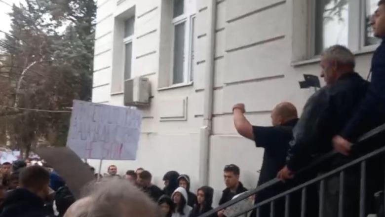 Tragjedia me 59 viktima, qytetarët godasin me gurë komunën e Koçanit: Vrasës, dilni jashtë