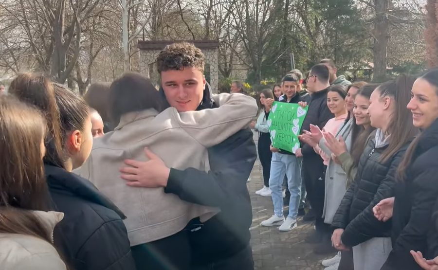 Tragjedia në RMV, i riu që shpëtoi 21 persona në diskotekë del nga spitali dhe pritet si hero në shkollë