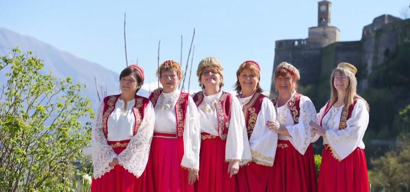 Turistët belgë festojnë ditëlindjen në Gjirokastër me kostume tradicionale