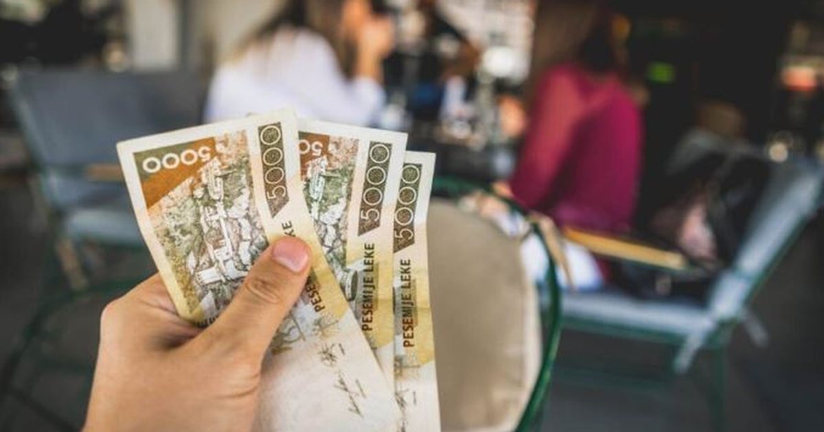 Turistët e huaj sollën 5 mld euro, rekord dhe shpenzimet e shqiptarëve jashtë