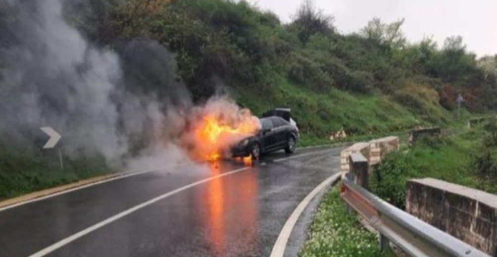 Udhëtonte drejt Sarandës, automjeti përfshihet nga flakët në Qafën e Muzinës