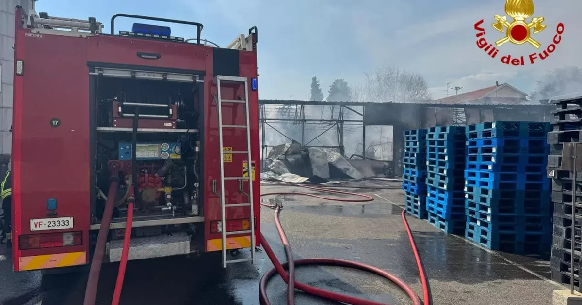 VD- Përfshihet nga flakët fabrika e ëmbëlsirave në Itali, evakuohen banorët e zonës