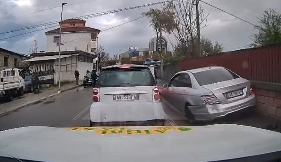 VIDEO/ Aksident i rëndë në Tiranë, momenti kur një mjet me shpejtësi përplas 4 makina dhe motorin