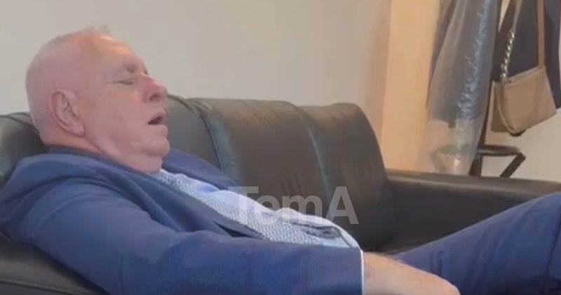 VIDEO/ “Erdhi prapë deputeti, erdhi se mbaron mandati” – Ironia labe me fushatën e Tritan Shehut në Gjirokastër