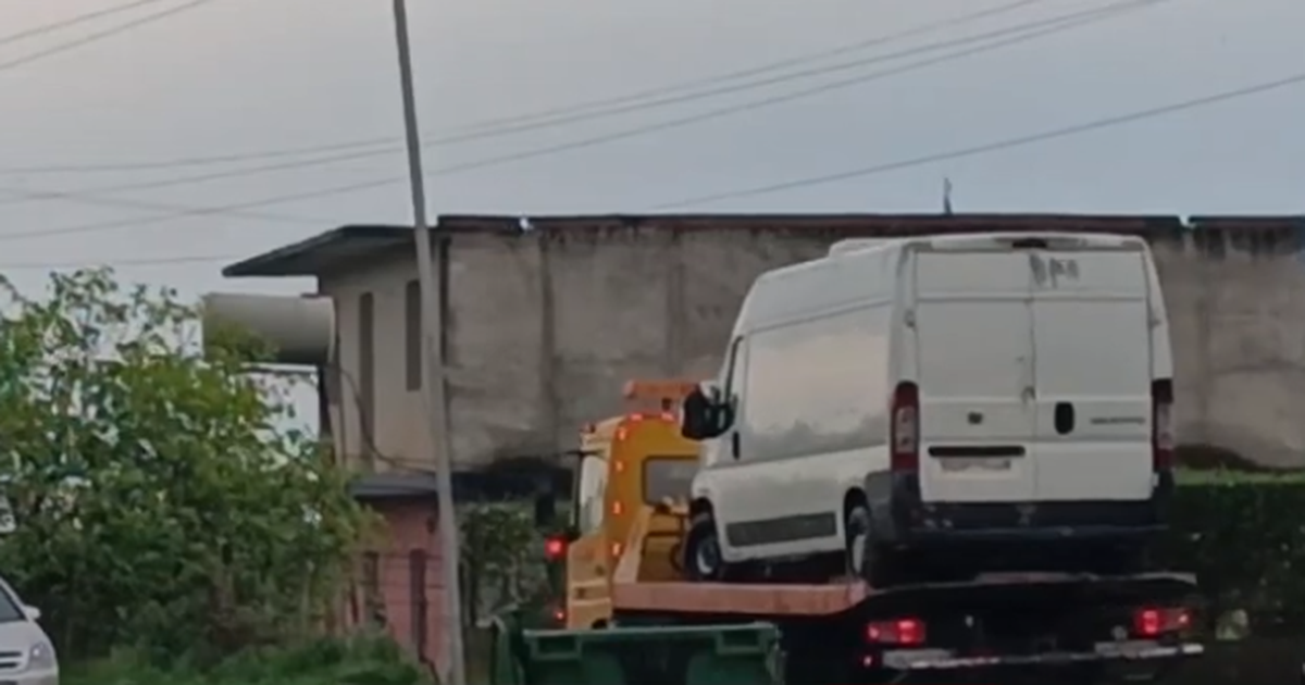 Vidhet kasaforta e një biznesi në Lushnjë! Hajdutët largohen me furgonin e kompanisë, por përfundojnë në kanal