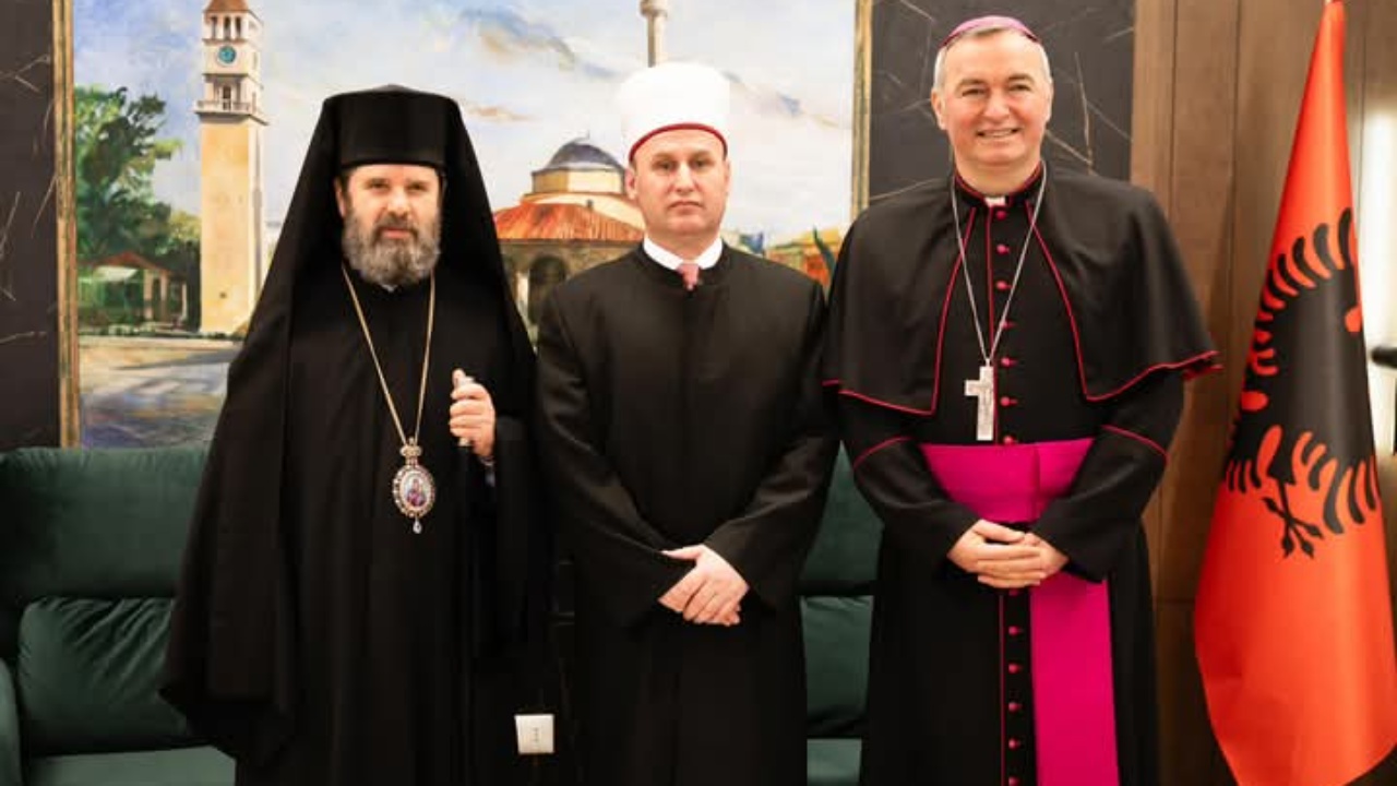 Vizitë në selinë e Komunitetit Mysliman në Tiranë, Kryepeshkopi Joan uron Fitër Bajramin: Bashkëjetesa ndërfetare, pasuri që duhet ruajtur