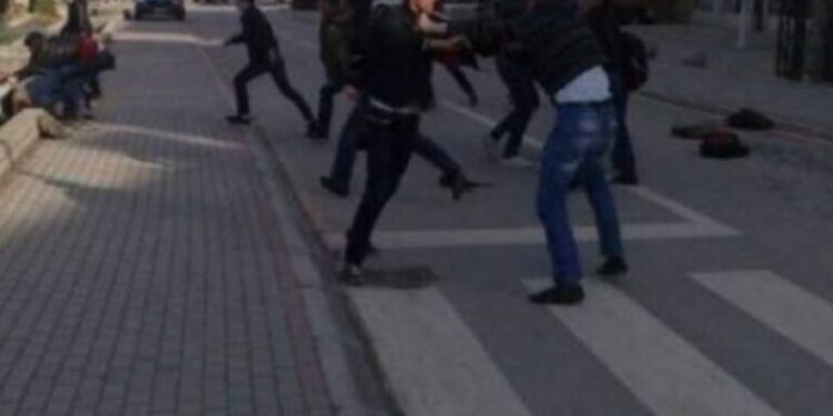 Vrasje në tentativë në Podujevë! Gjashtë persona rrahin një shtetas dhe e sulmojnë me thikë